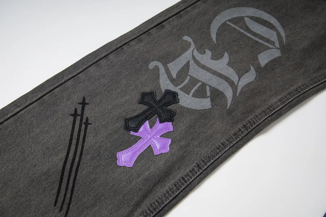 P270 model number Y844 Chrome hearts & Chrome hearts 2025 new heavy industry black and purple cross leather couple's washed jeans. Styles with different washed textures are very friendly to people with thin legs and thick legs. The straight version is very flattering to the leg shape. The moderate length is timeless and easy to match. It is the basis of various styles and a must-have in the wardrobe! The fabric is stiff but also makes the upper body soft without losing texture. The washing process is even more perfect. It is a must-have item for everyone! ! ! Washed wheat, hang tag, pants label, three labels complete Size: s-xl Color: gray